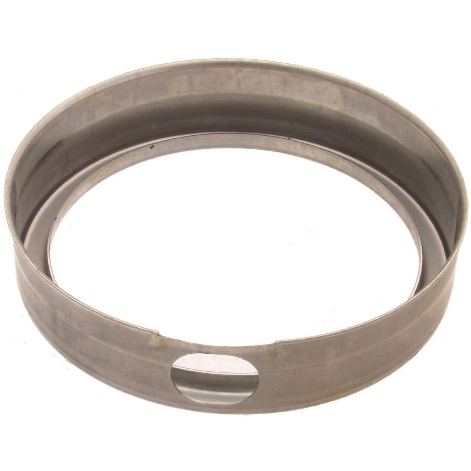 Rear wheel bearing dust deflector